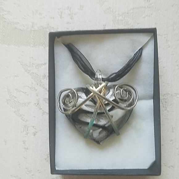Glass and wire heart shaped pendant - Picture 1 of 4